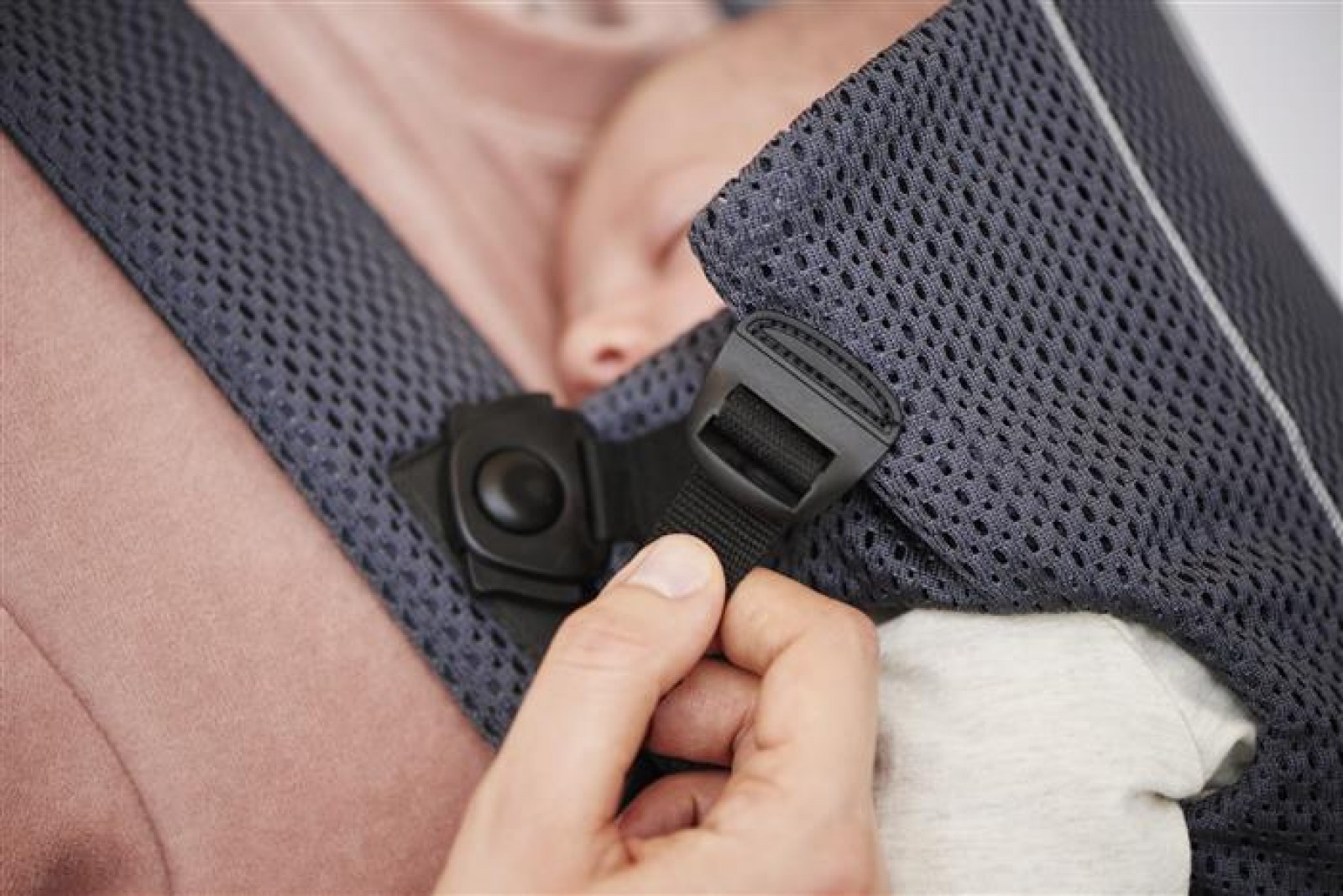 Marsupiu anatomic Mini Anthracite 3D Mesh - BabyBjorn 10