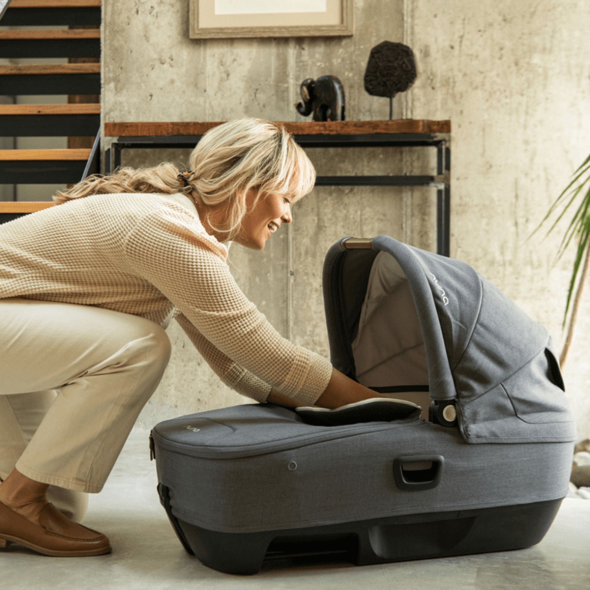 Set Landou CARI next Caviar + Baza isofix BASE next i-Size pentru CARI next - Nuna 7