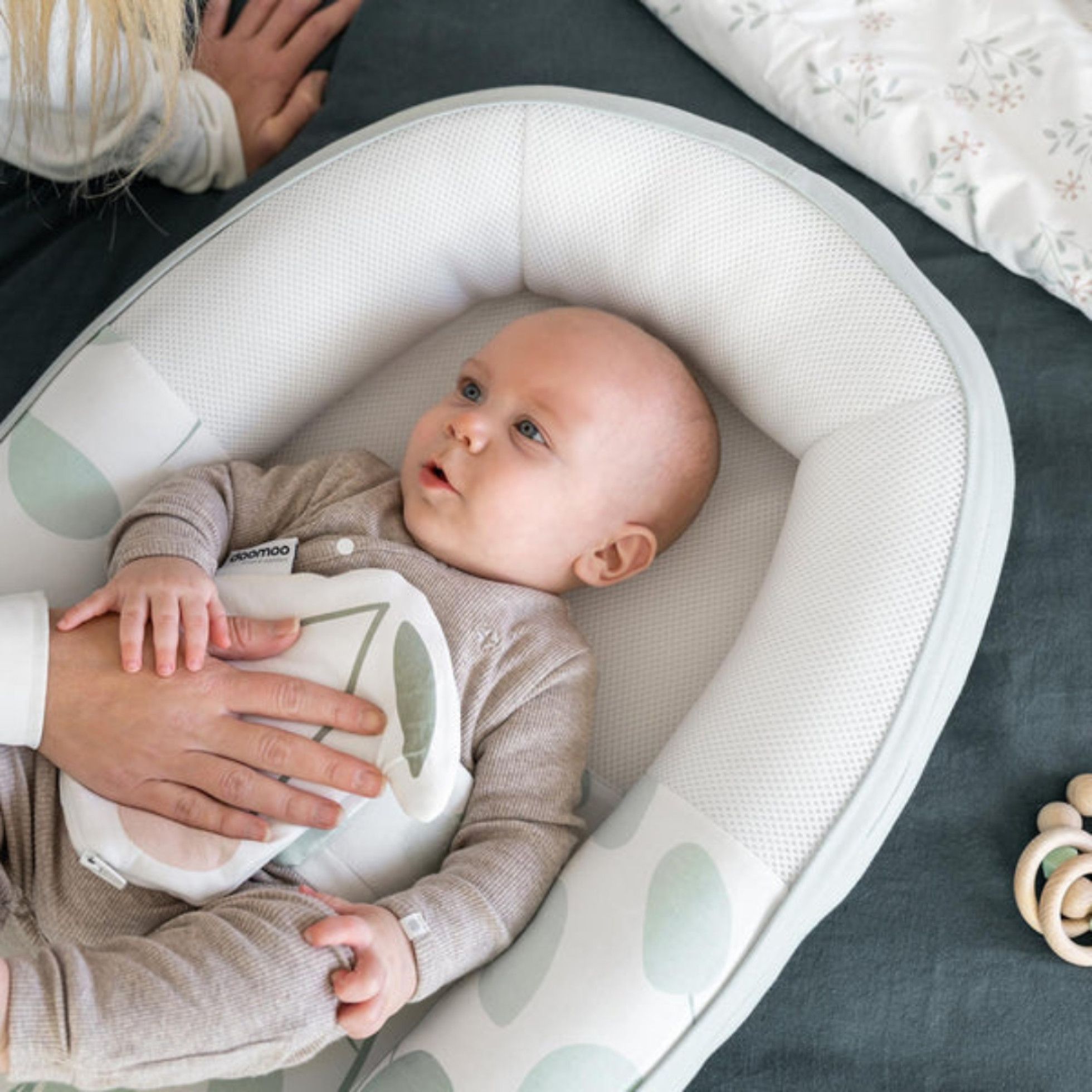 Baby Nest din bumbac organic Cocoon Leaves Aqua Green - Doomoo 5