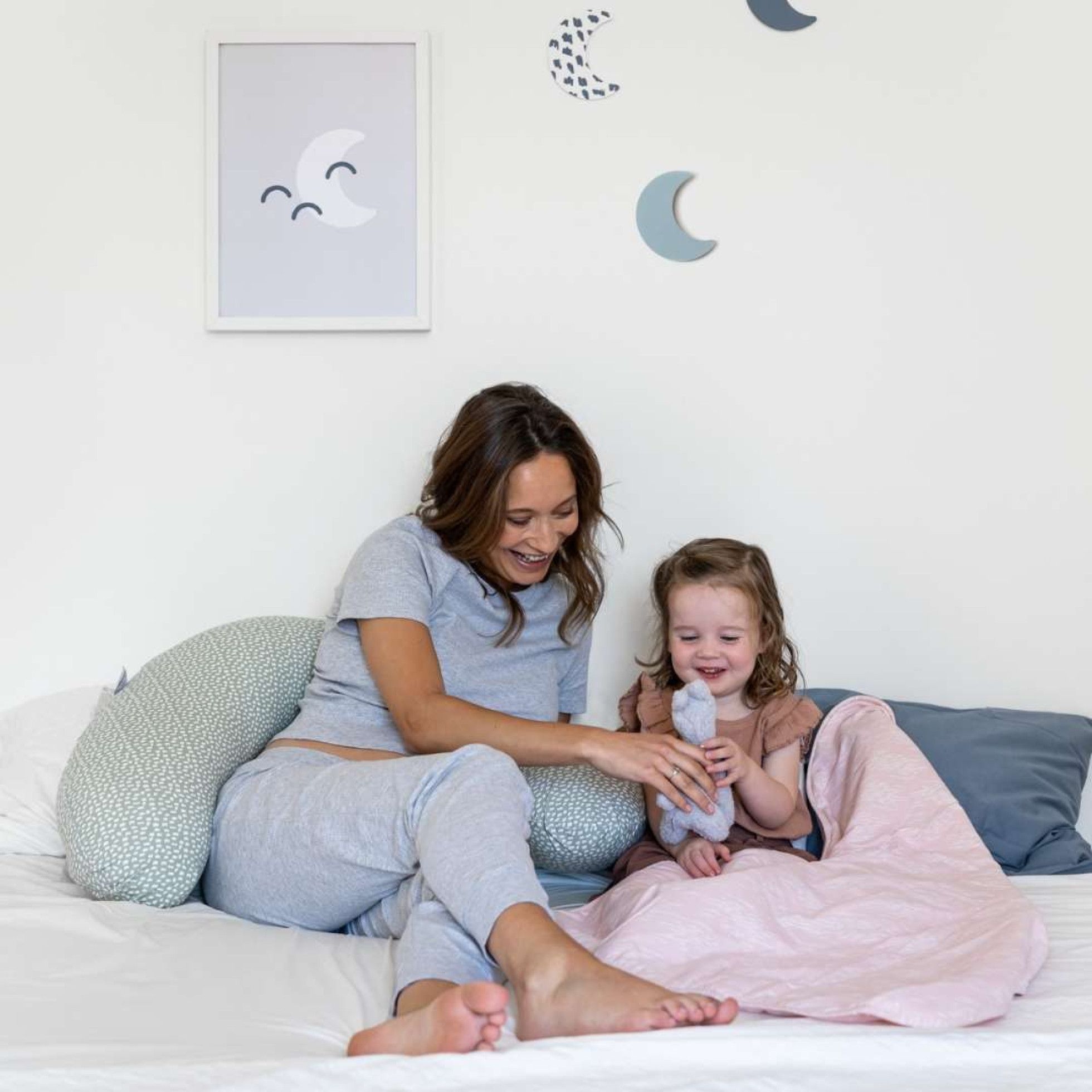 Perna mare pentru gravide si bebelusi 3 in 1 din bumbac organic Buddy Cloudy Kaki - Doomoo 7