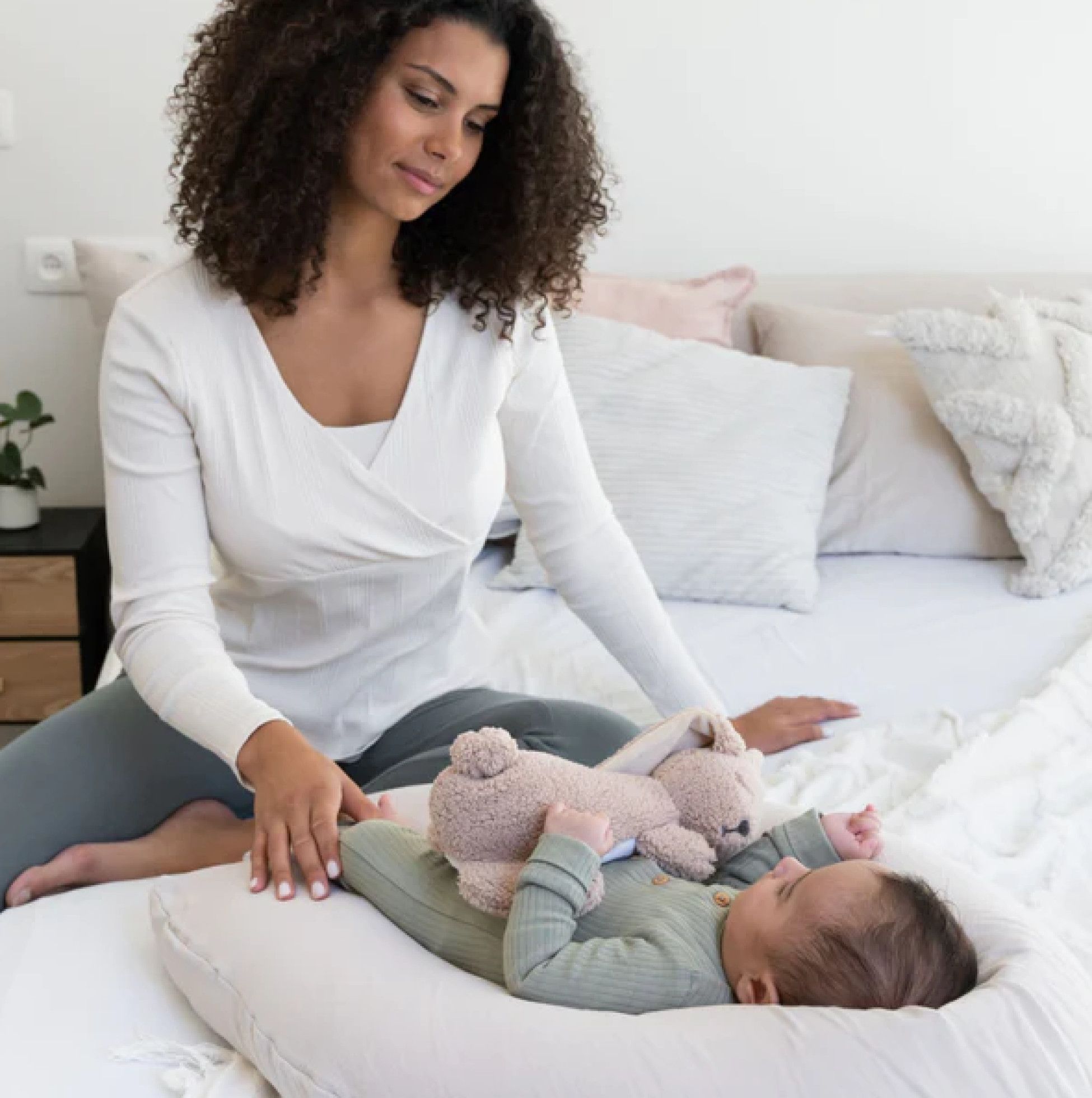 Perna mare pentru gravide 3 in 1 Comfy Big Tetra Almond din bumbac organic - Doomoo 6
