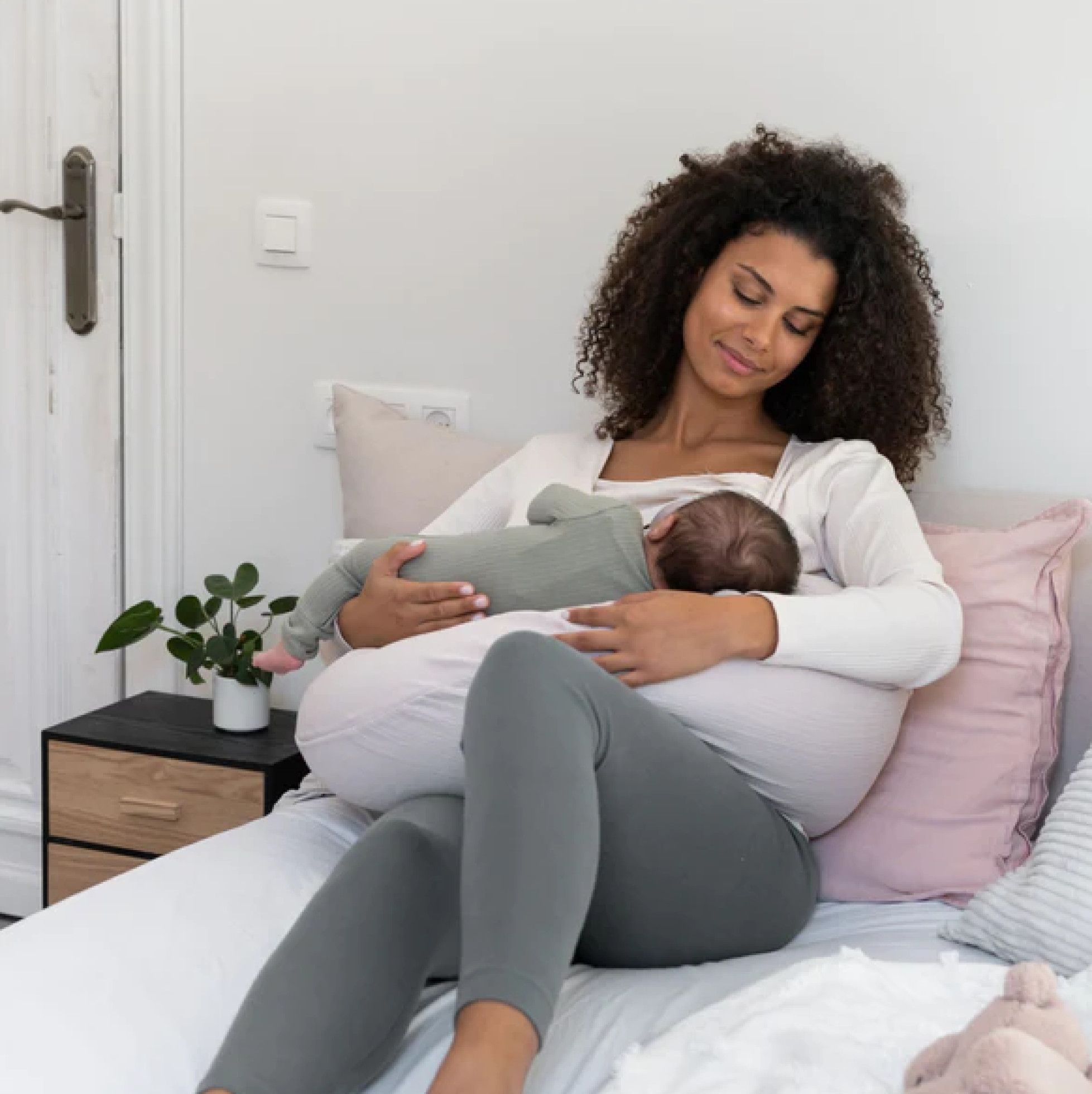 Perna mare pentru gravide 3 in 1 Comfy Big Tetra Almond din bumbac organic - Doomoo 7