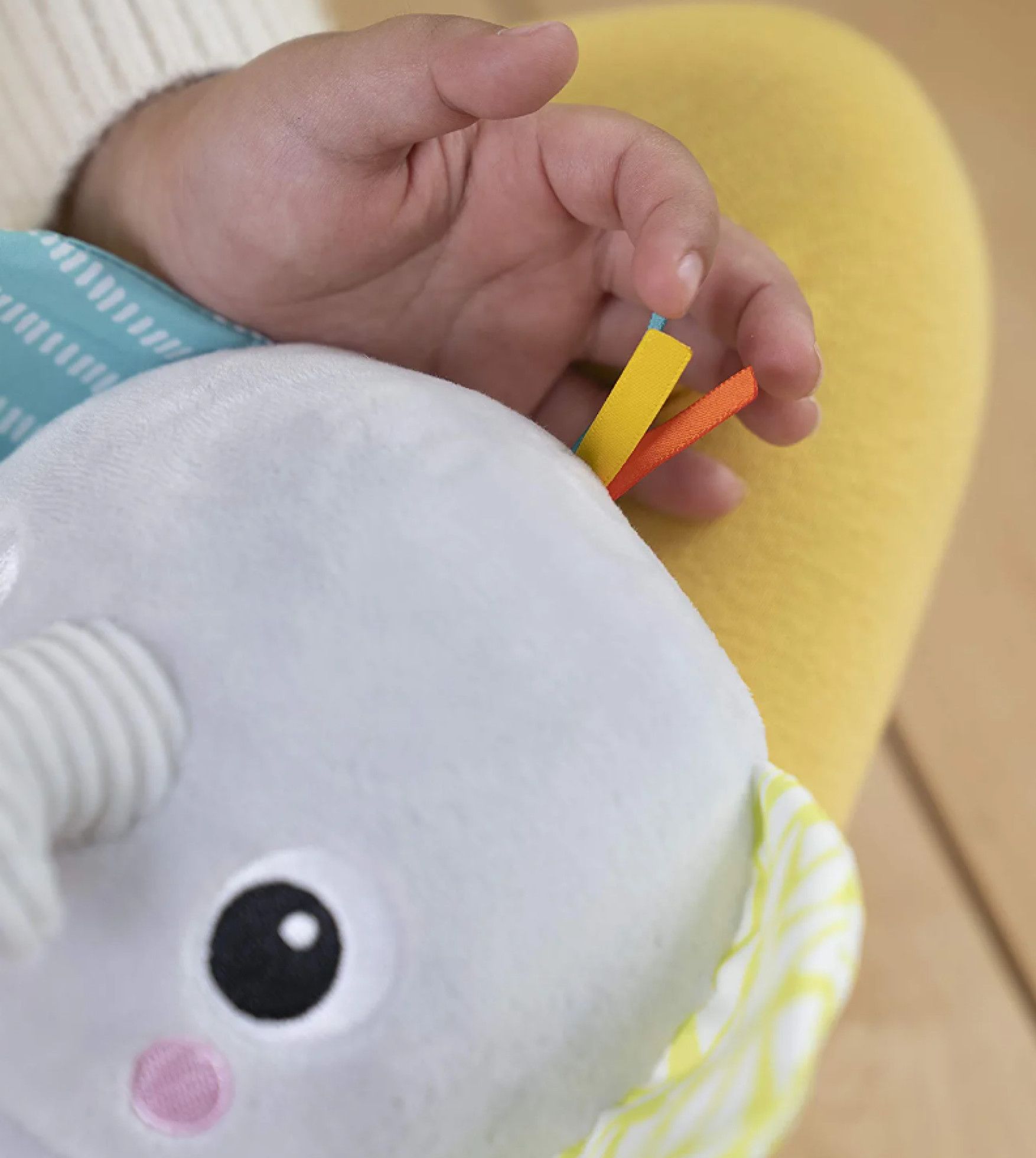 Jucarie interactiva Hug a Bye Baby Elephant - Bright Starts 6
