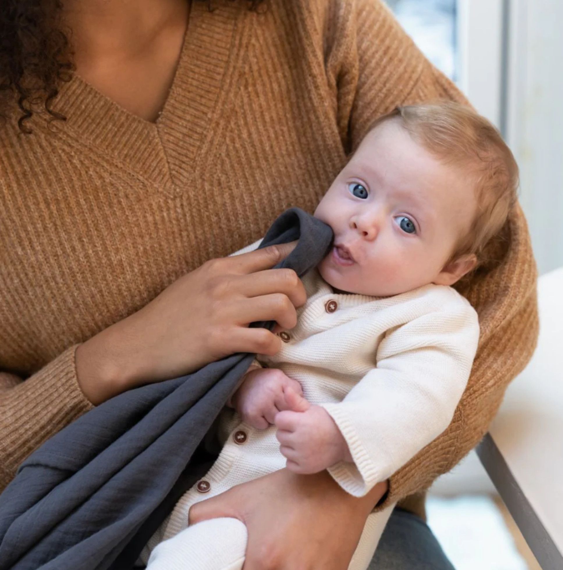 Esarfa pentru alaptat multifunctionala din bumbac organic Mom’n Play Grey - Doomoo 3