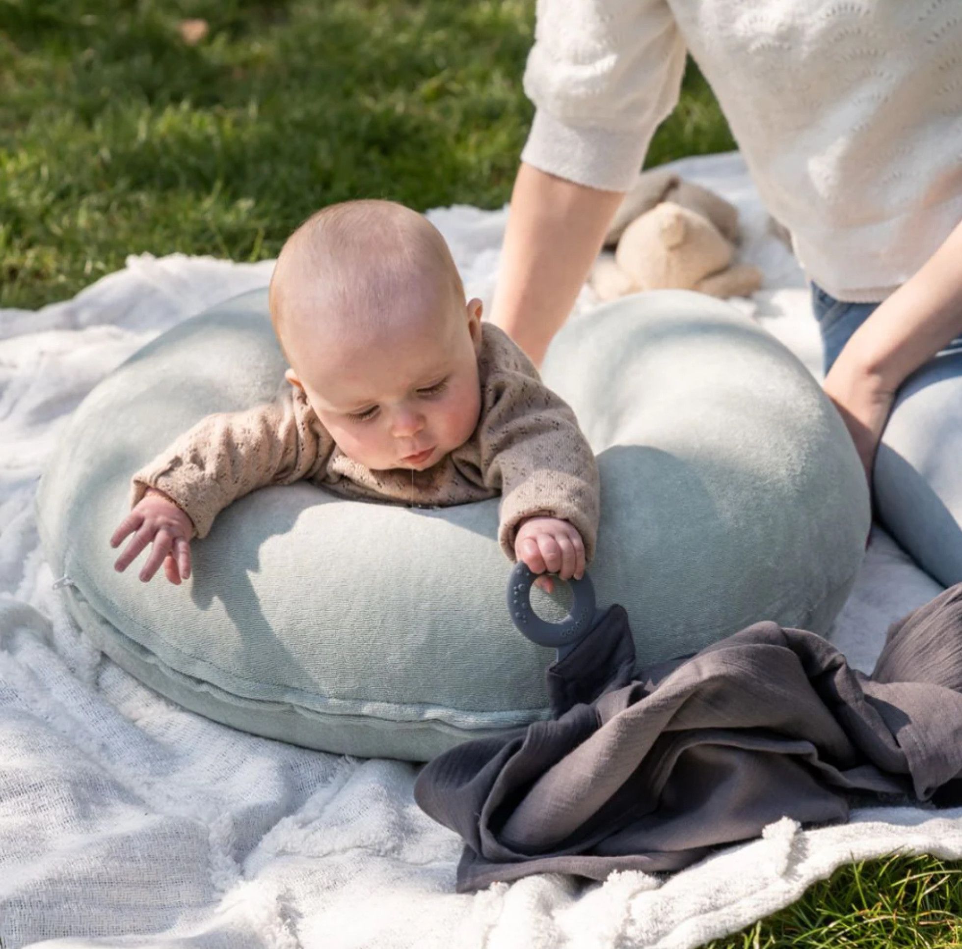 Esarfa pentru alaptat multifunctionala din bumbac organic Mom’n Play Grey - Doomoo 4