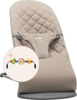 Balansoar Bliss Sand Grey din tesatura matlasata cu aspect Clasic, cu bara de jucarii inclusa - BabyBjorn