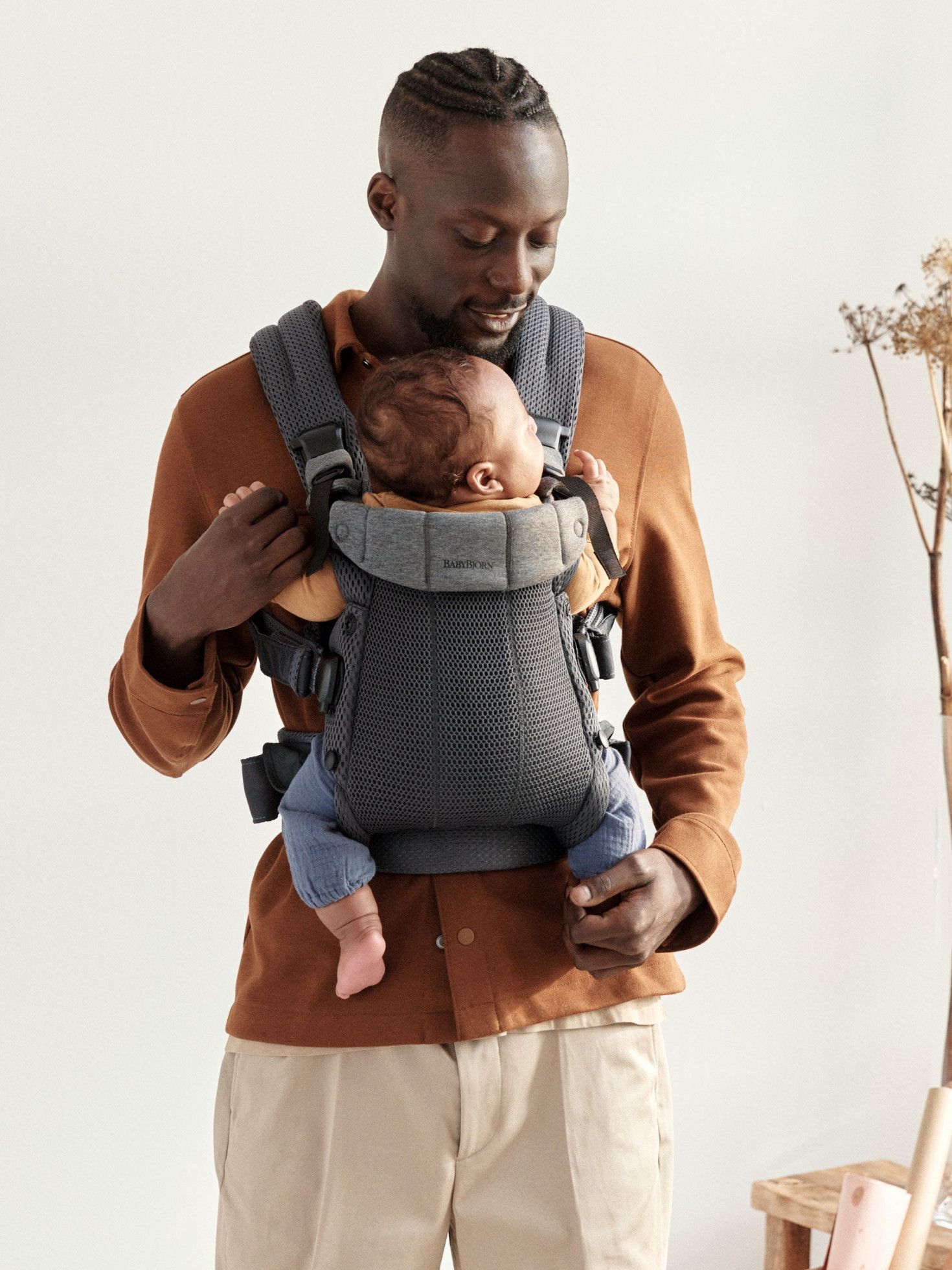 Marsupiu anatomic cu multiple pozitii de purtare, editie limitata, colectia Harmony, 3D Mesh Anthracite - BabyBjorn 3