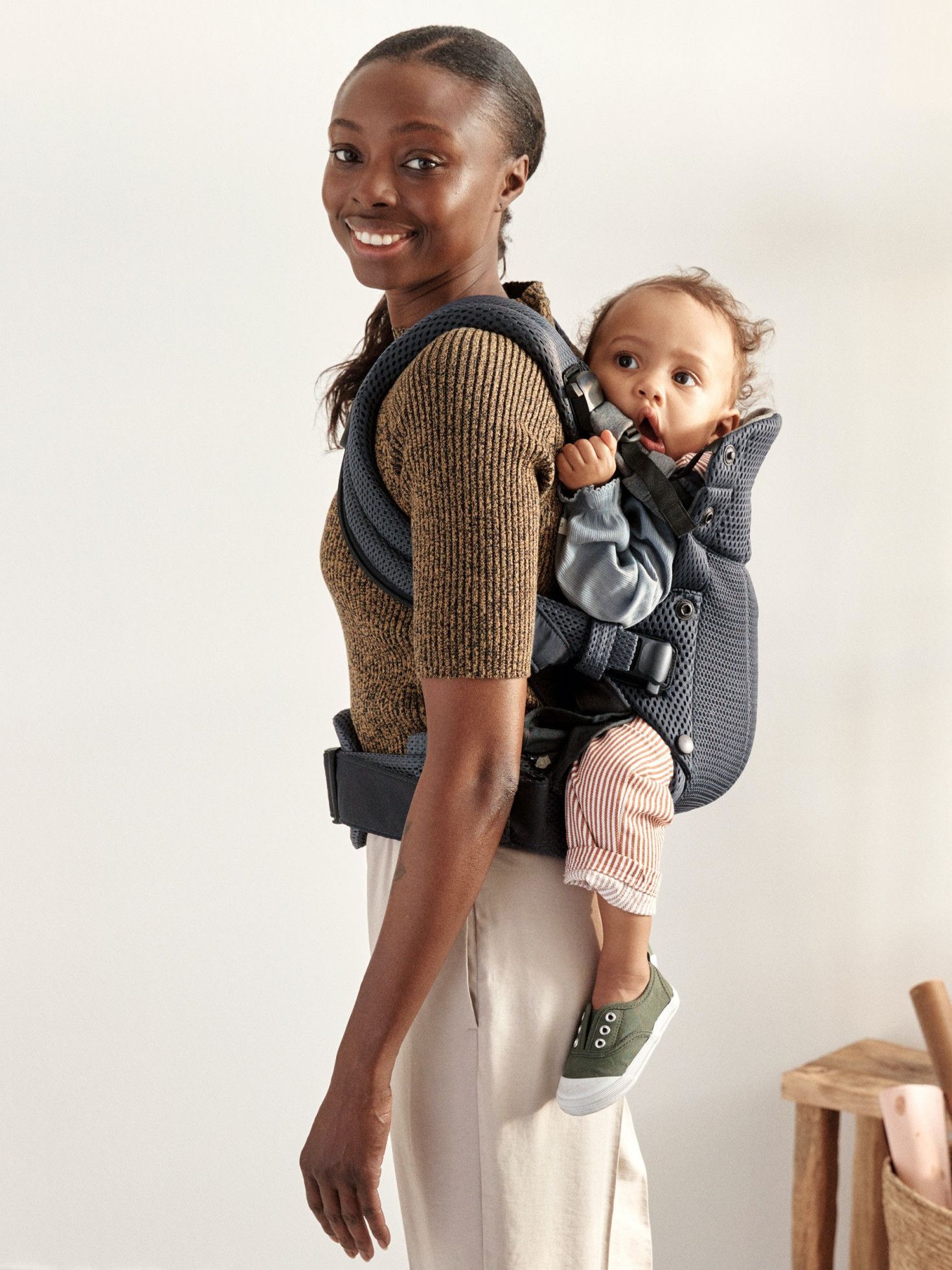 Marsupiu anatomic cu multiple pozitii de purtare, editie limitata, colectia Harmony, 3D Mesh Anthracite - BabyBjorn 6