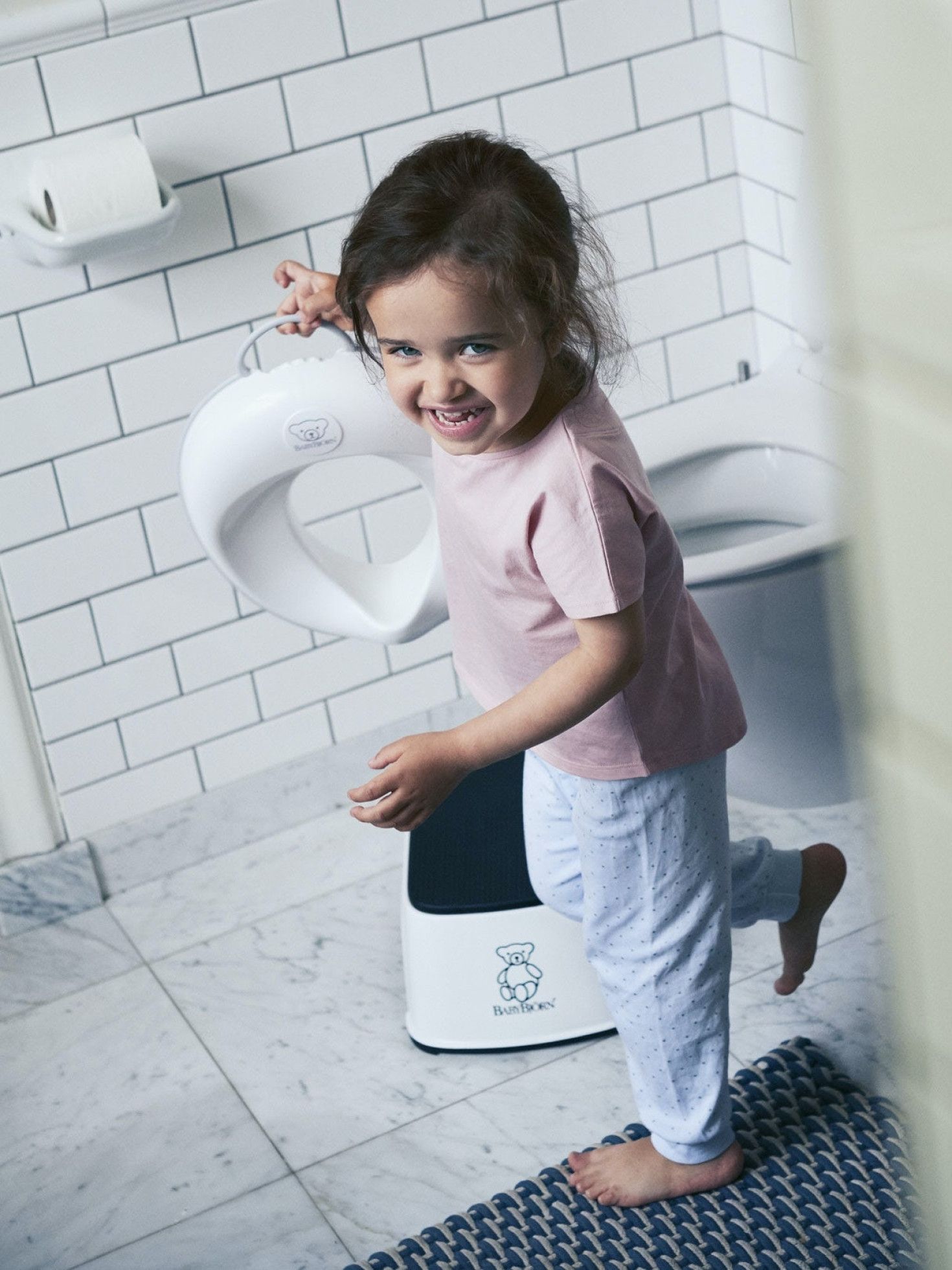 Reductor pentru toaleta Toilet Training Seat White/Grey - BabyBjorn 2 Reductor pentru toaleta Toilet Training Seat White/Grey - BabyBjorn 2
