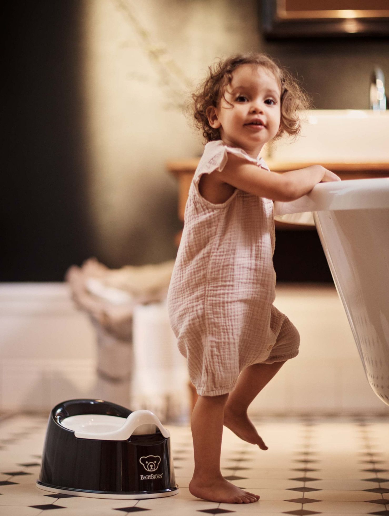 Olita Smart Potty Black/White - BabyBjorn 6