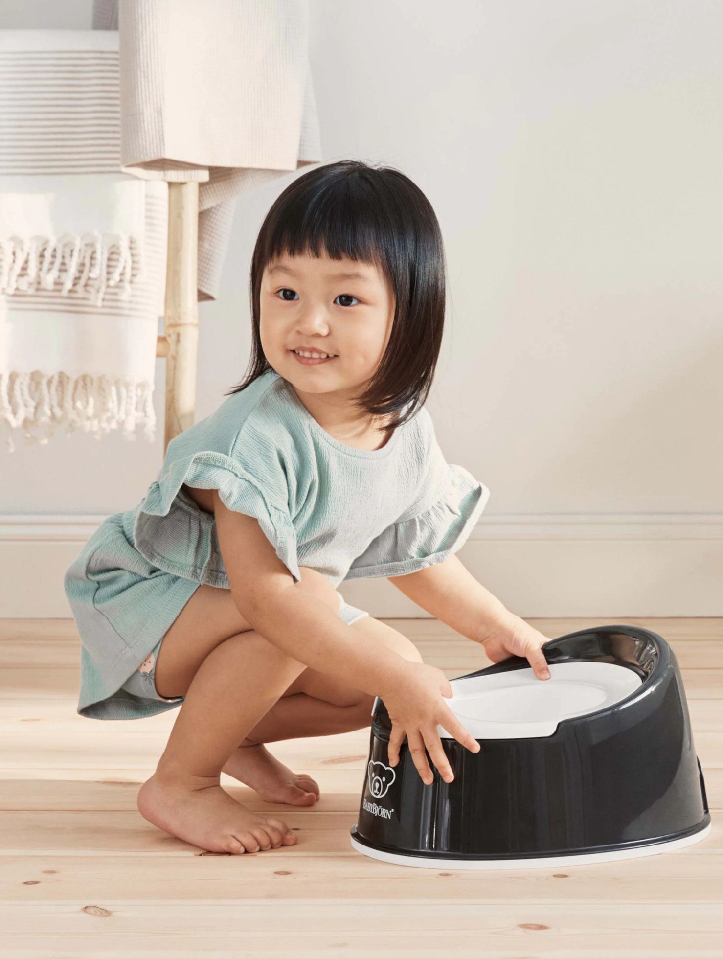 Olita Smart Potty Black/White - BabyBjorn 8